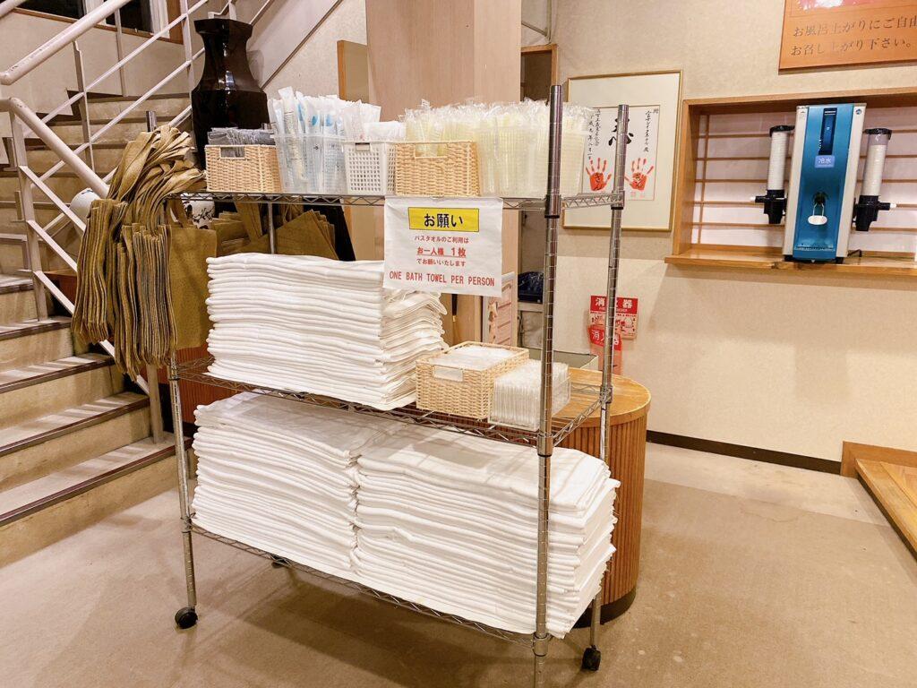 富士レークホテル　浴室前のタオルや備品が置いてある場所を撮影した写真