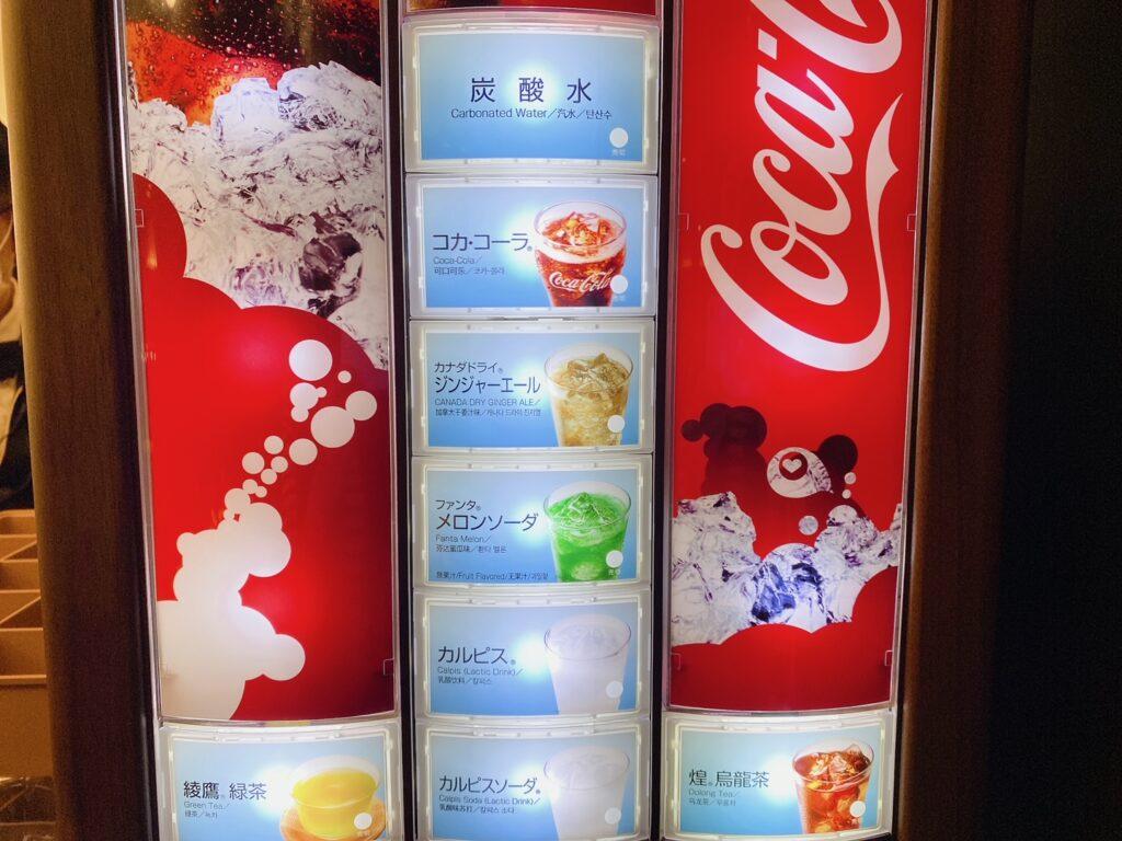 富士レークホテル　ソフトドリンクのラインナップを撮影した様子