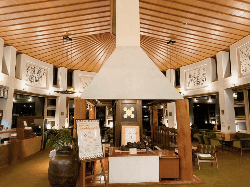 富士レークホテル ウェルカムドリンクの飲めるロビーを撮影した写真