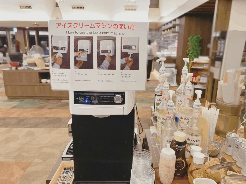 富士レークホテル　夕食ビュッフェ　アイスクリームマシンを撮影した様子２
