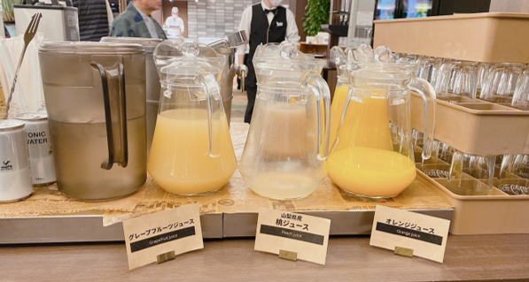 富士レークホテル　夕食ビュッフェの桃ジュースを撮影した画像