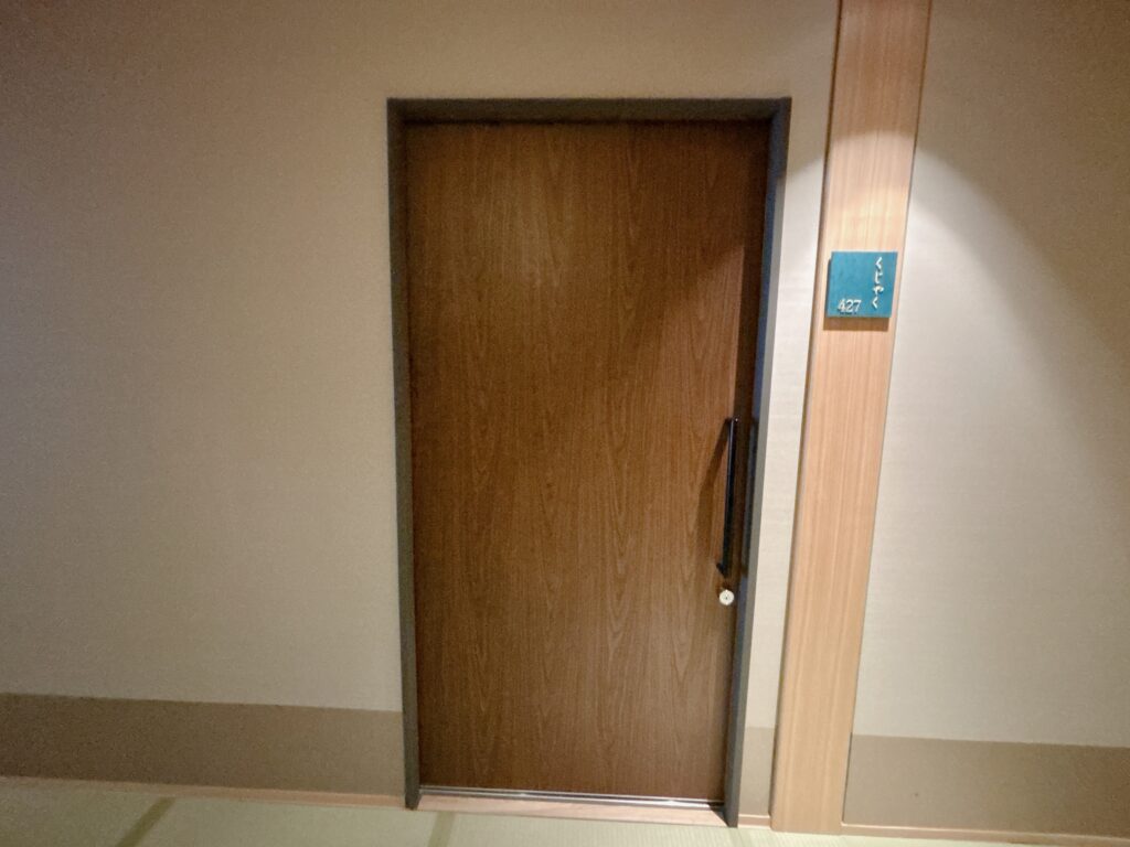 庄川温泉ゆめつづりの客室の入口を撮影した画像