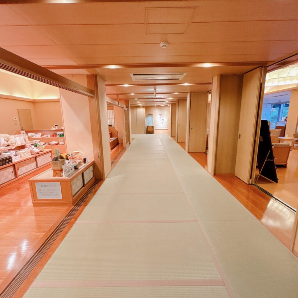 庄川温泉ゆめつづりのラウンジと売店を写した写真