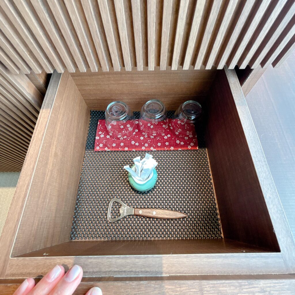 庄川温泉ゆめつづり 客室のミニバー周辺を撮影した画像4