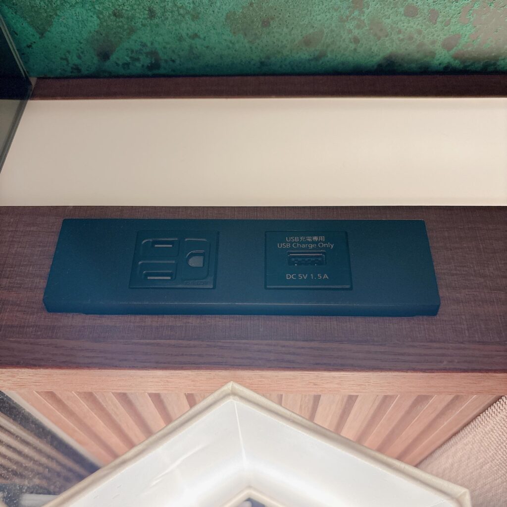 庄川温泉ゆめつづり ベッド横のコンセントを撮影した画像