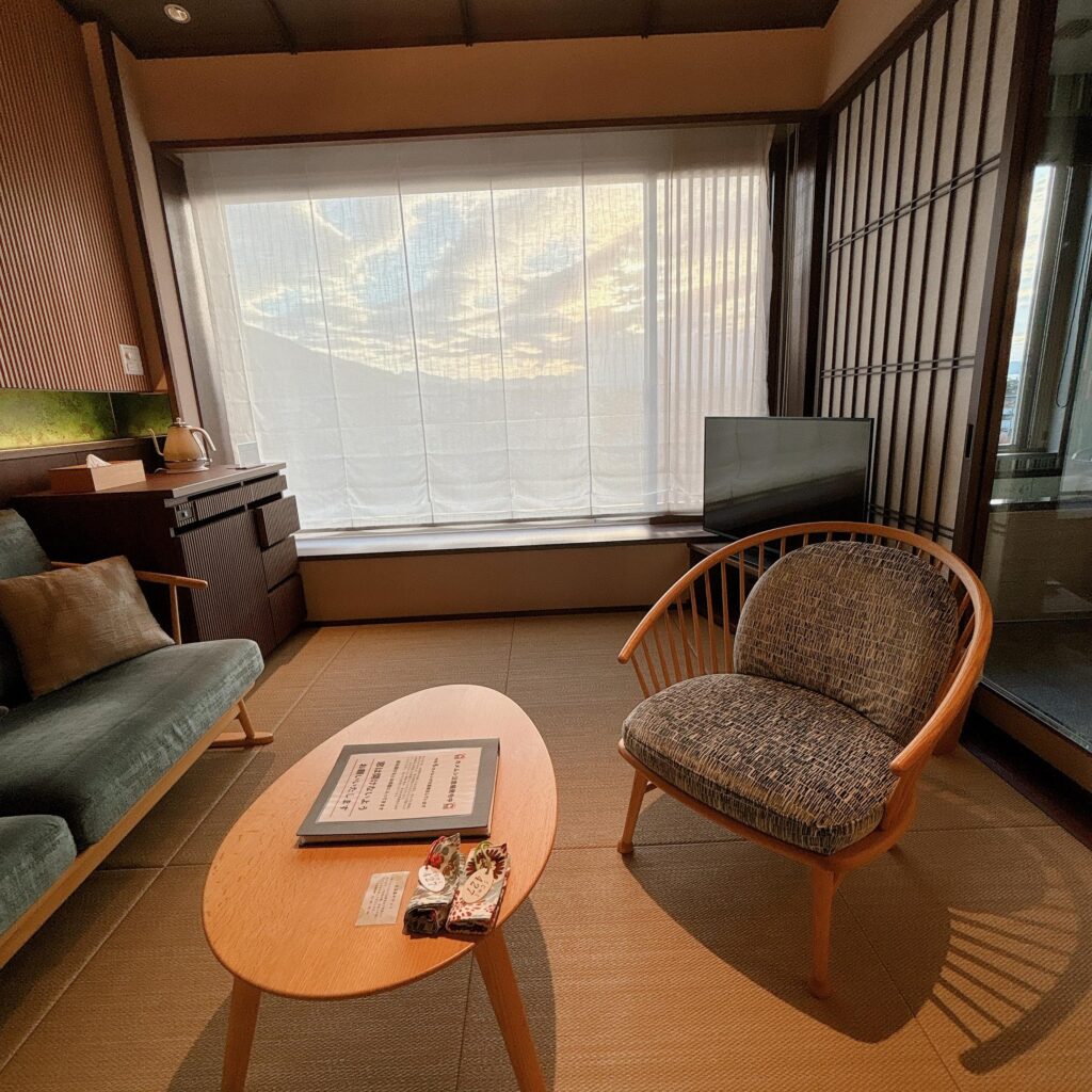 庄川温泉ゆめつづり 客室のリビングスペースを撮影した画像