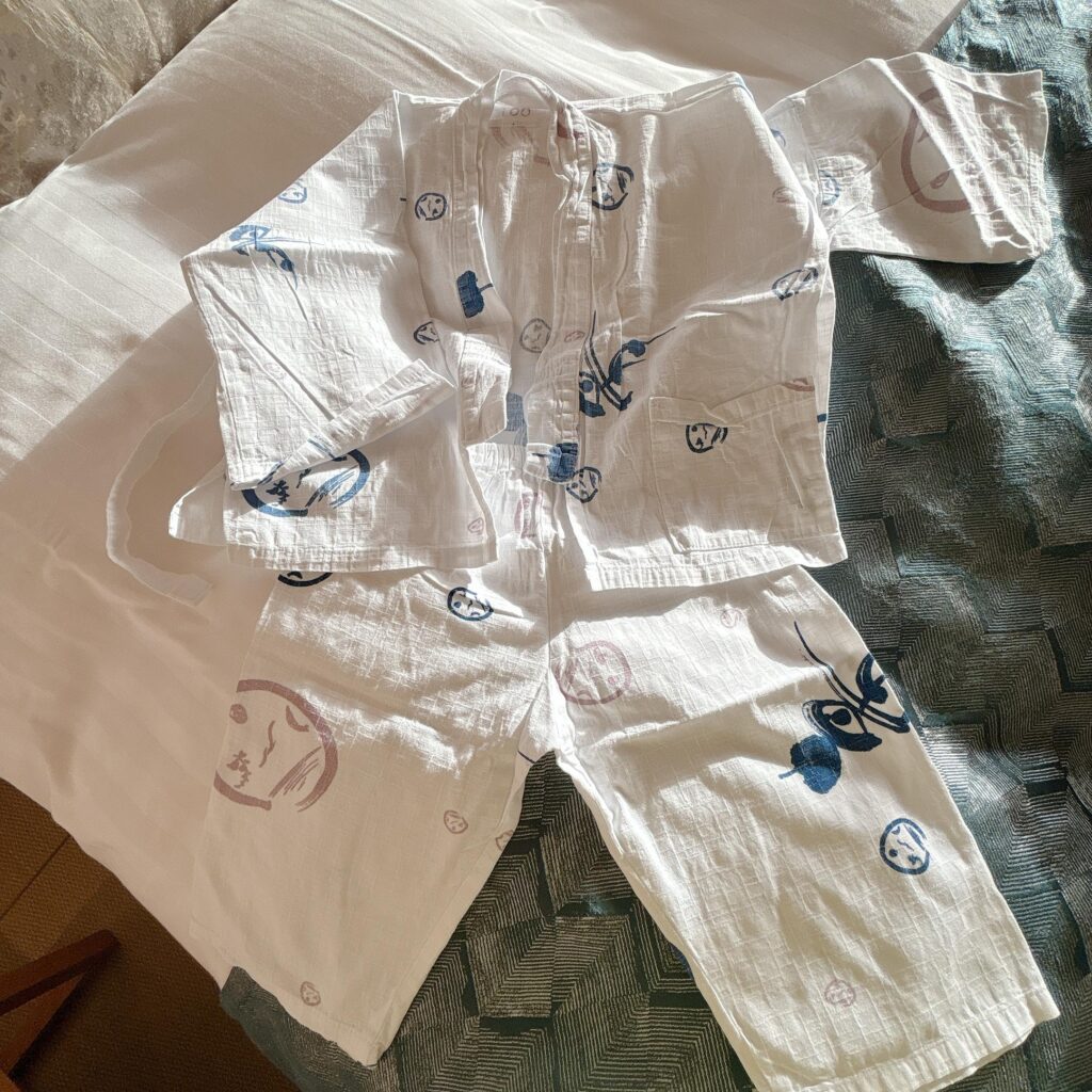 庄川温泉ゆめつづり 客室のクローゼットにあるこども用作務衣を撮影した画像