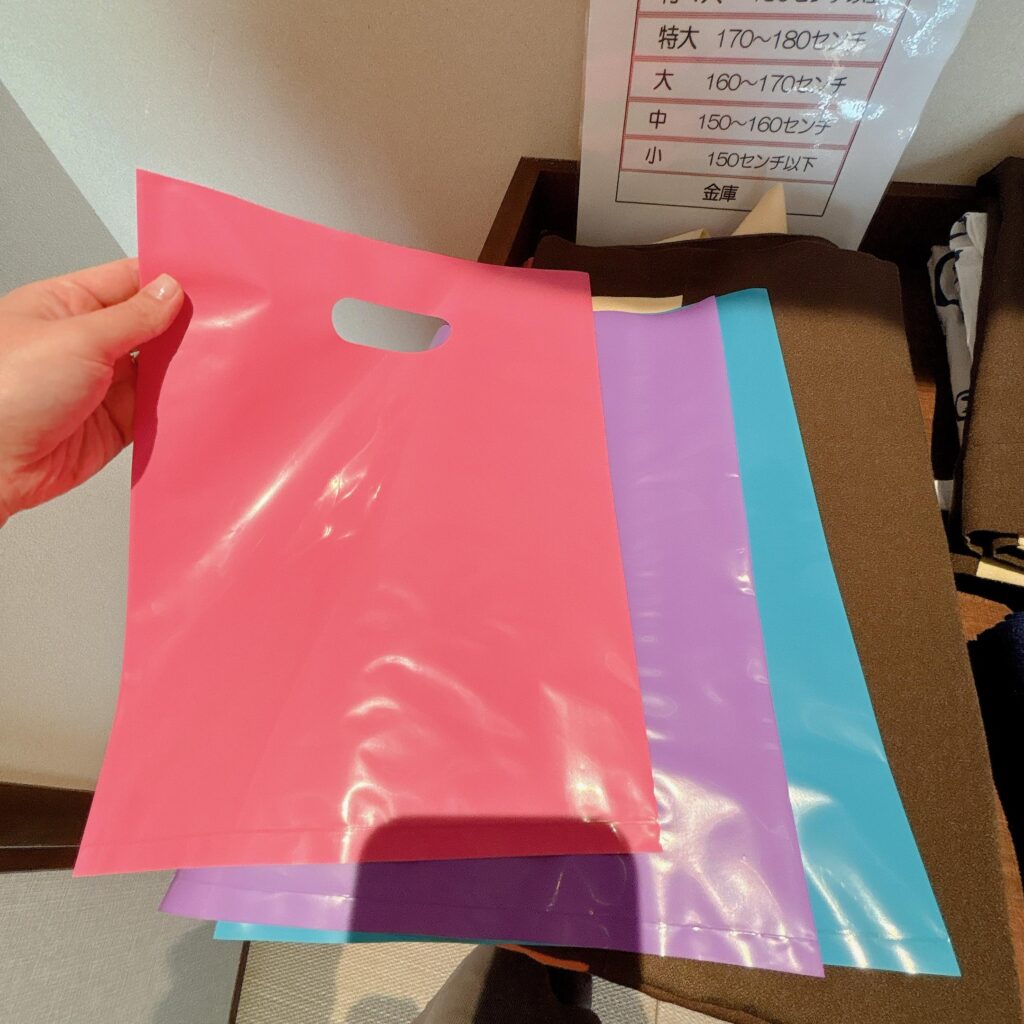 庄川温泉ゆめつづり 客室　クローゼットにある多目的な袋を撮影した画像