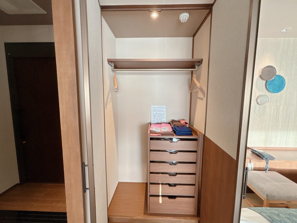 庄川温泉ゆめつづり 客室のクローゼットを開けて撮影した画像