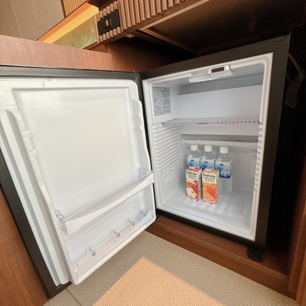 庄川温泉ゆめつづり 客室のミニバー周辺を撮影した画像6