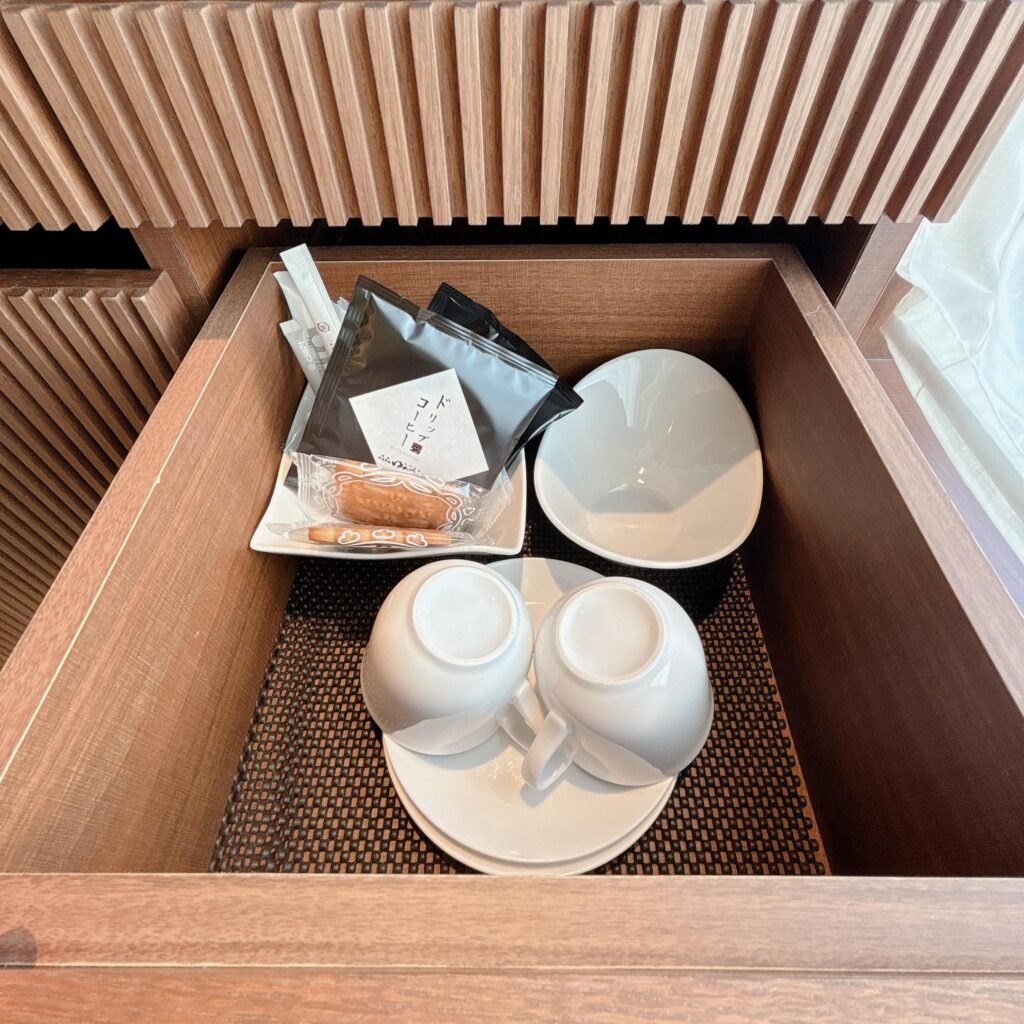 庄川温泉ゆめつづり 客室のミニバー周辺を撮影した画像2