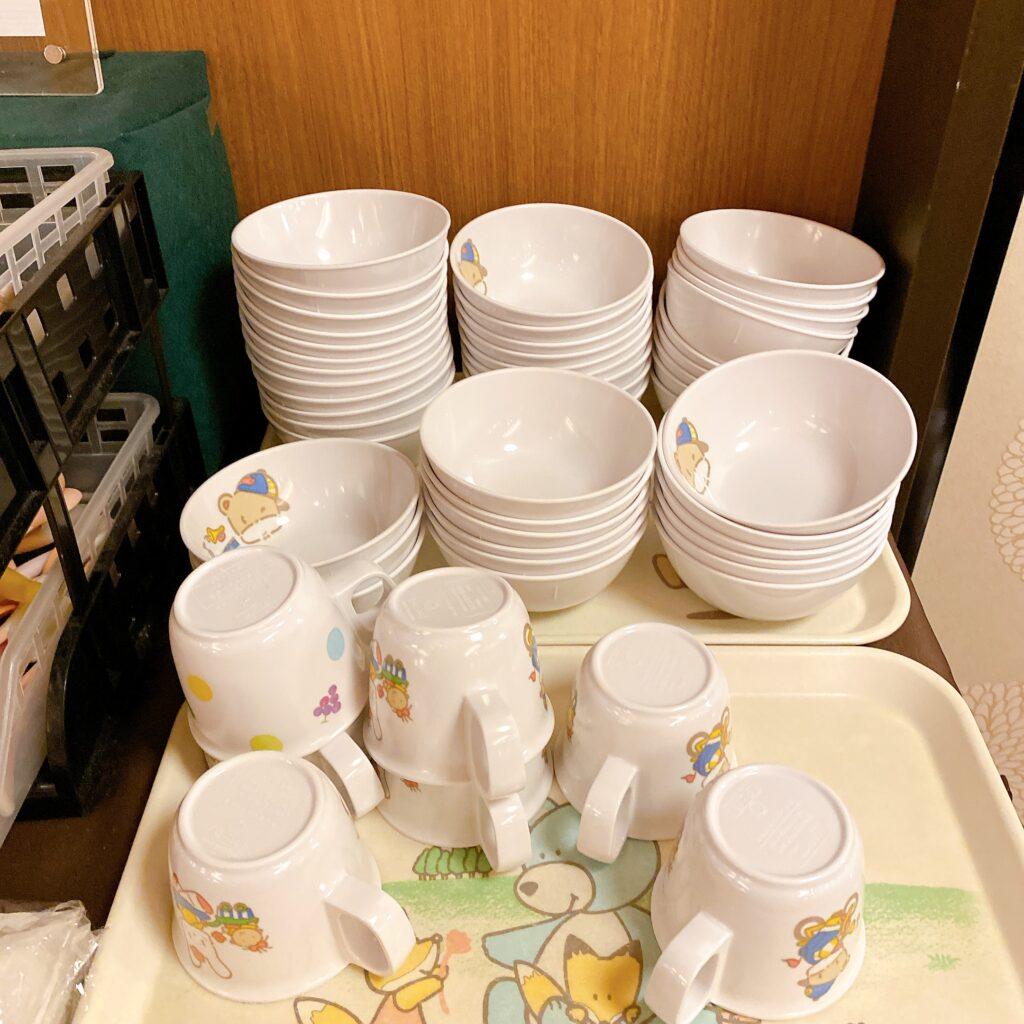 愛隣館 バイキング会場 里山ダイニング 夕食ビュッフェの子供用食器を撮影した画像2