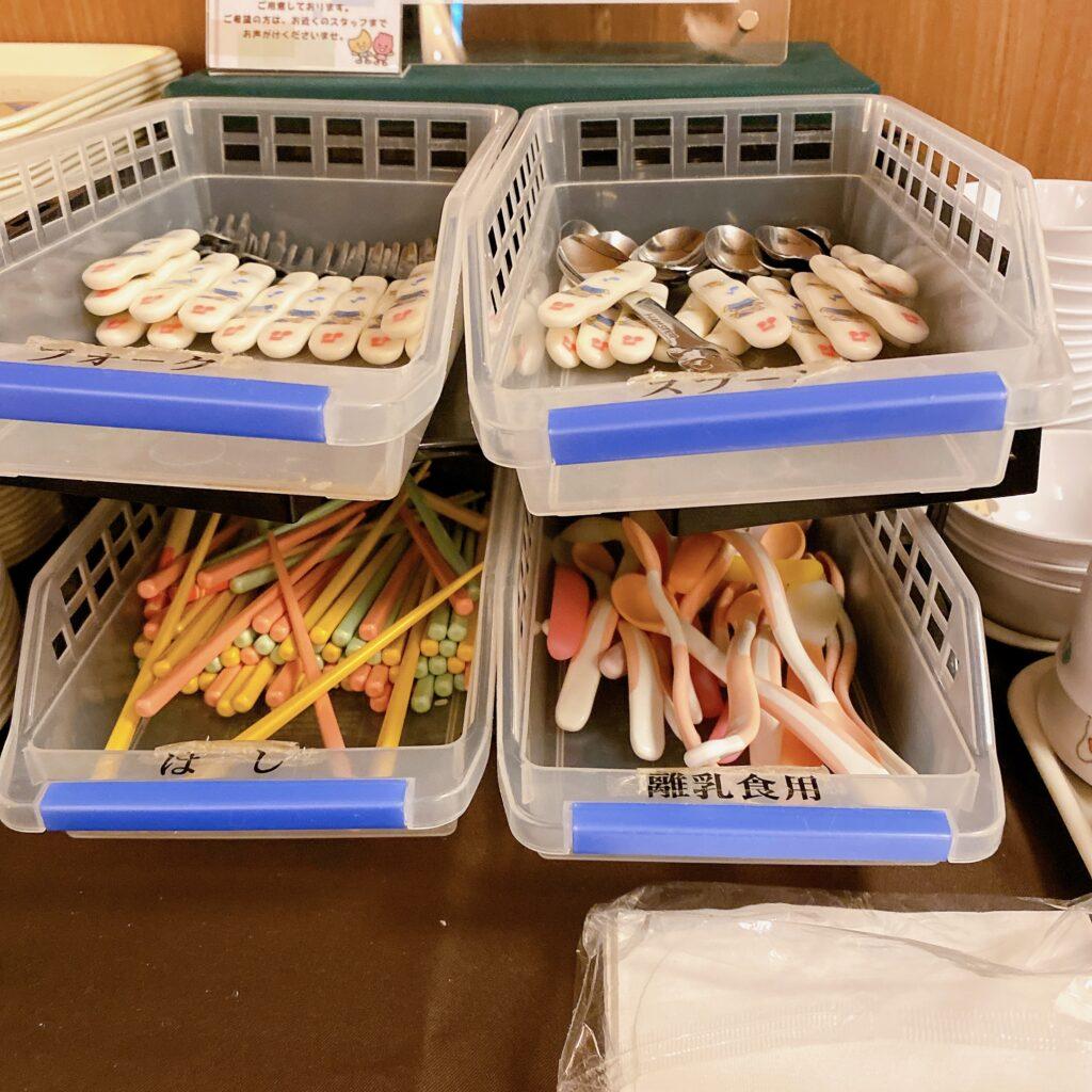 愛隣館 バイキング会場 里山ダイニング 夕食ビュッフェの子供用食器を撮影した画像4