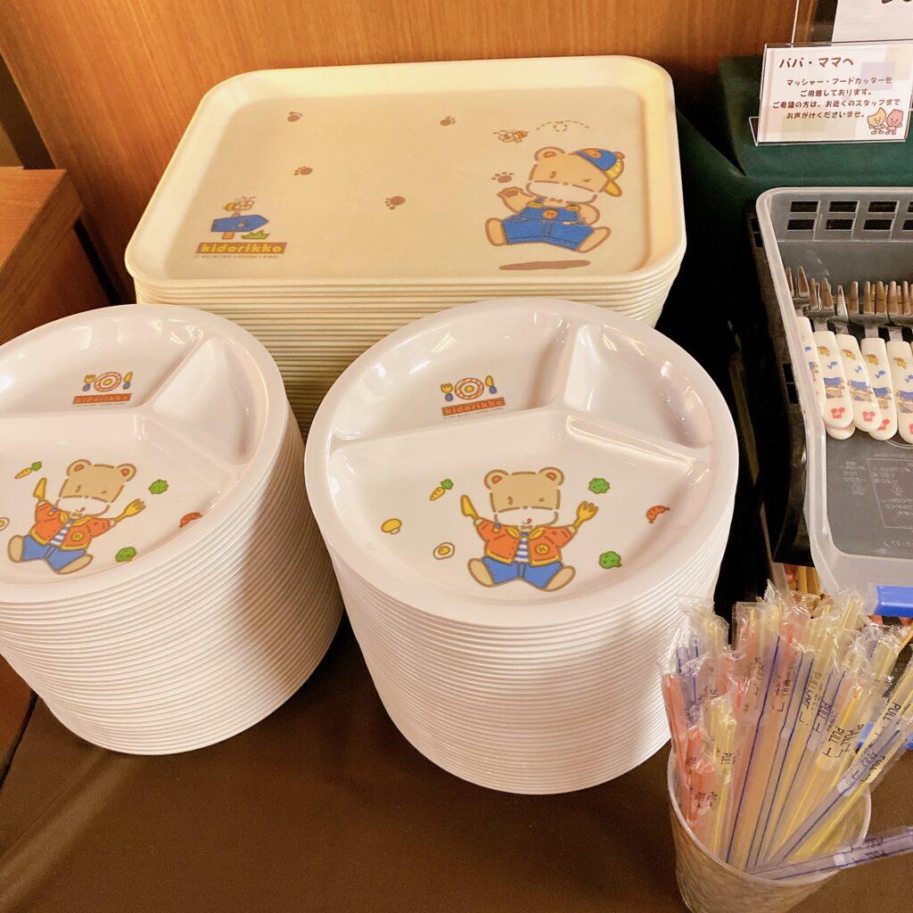 愛隣館 バイキング会場 里山ダイニング 夕食ビュッフェの子供用食器を撮影した画像1