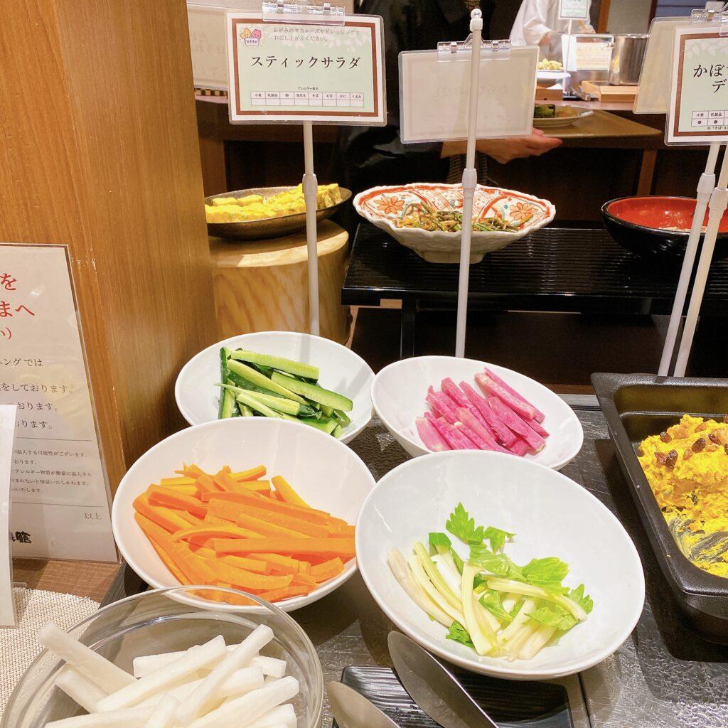 愛隣館 バイキング会場 里山ダイニング 夕食ビュッフェのメニューを撮影した画像1