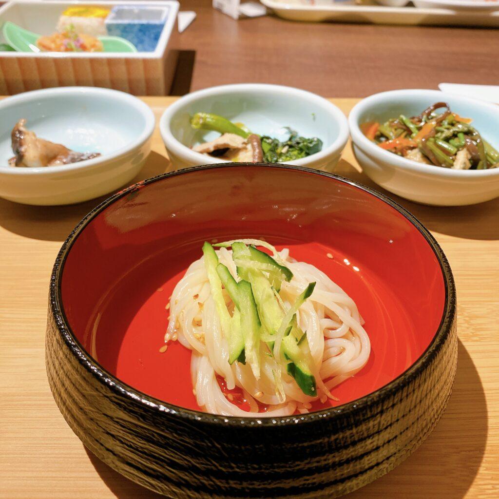 愛隣館 バイキング会場 里山ダイニング 夕食の写真を撮影した画像2