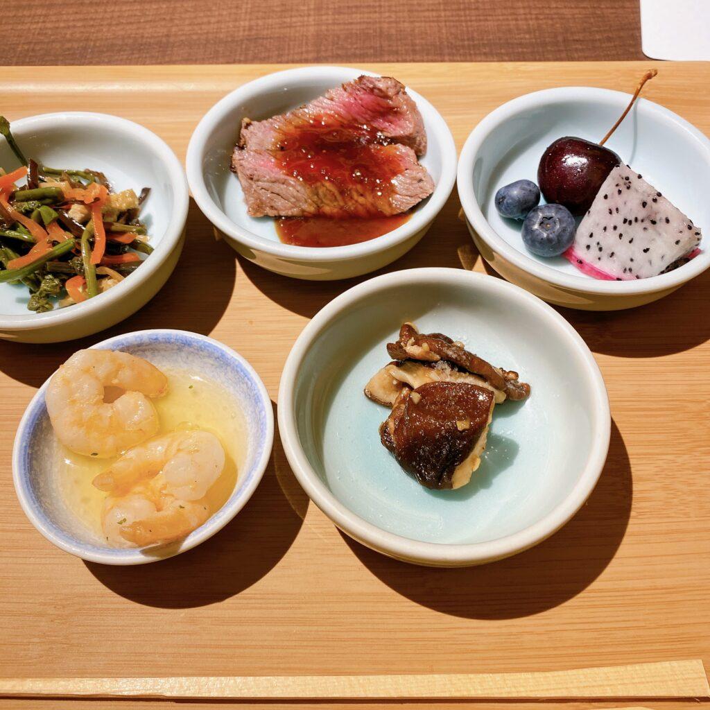 愛隣館 バイキング会場 里山ダイニング 夕食の写真を撮影した画像1