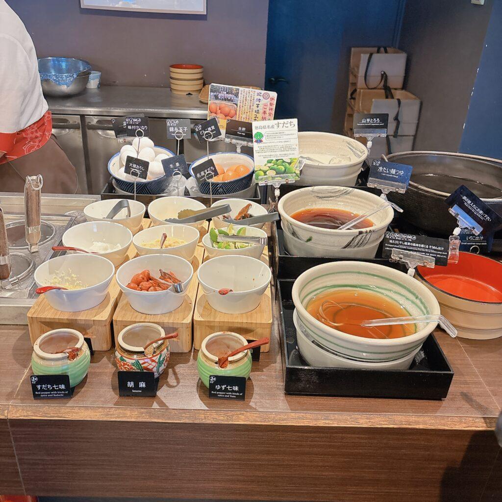 アオアヲナルトリゾート　朝食バイキング　うどんとそうめんコーナーを撮影した写真2
