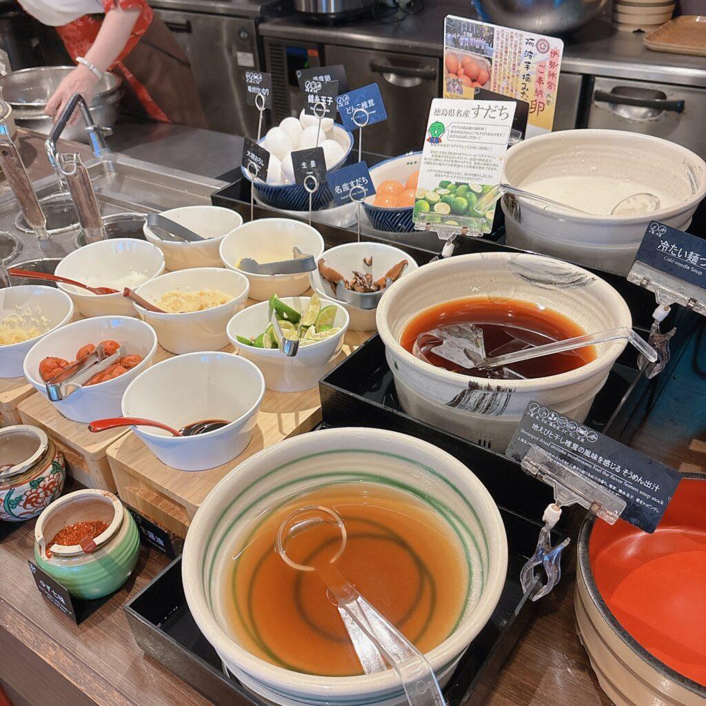 アオアヲナルトリゾート　朝食バイキング　うどんとそうめんコーナーを撮影した写真3