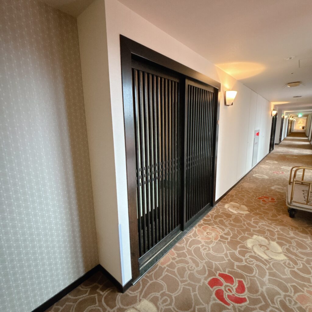 アオアヲナルトリゾート　お部屋の入口を実際に撮影した画像