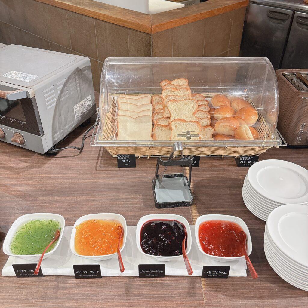 アオアヲナルトリゾート　朝食バイキング　パンコーナーを撮影した写真