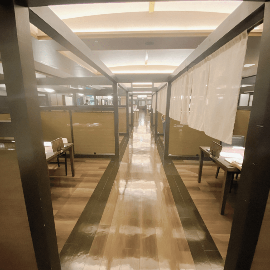 愛隣館 バイキング会場 里山ダイニングの会場内を撮影した画像1