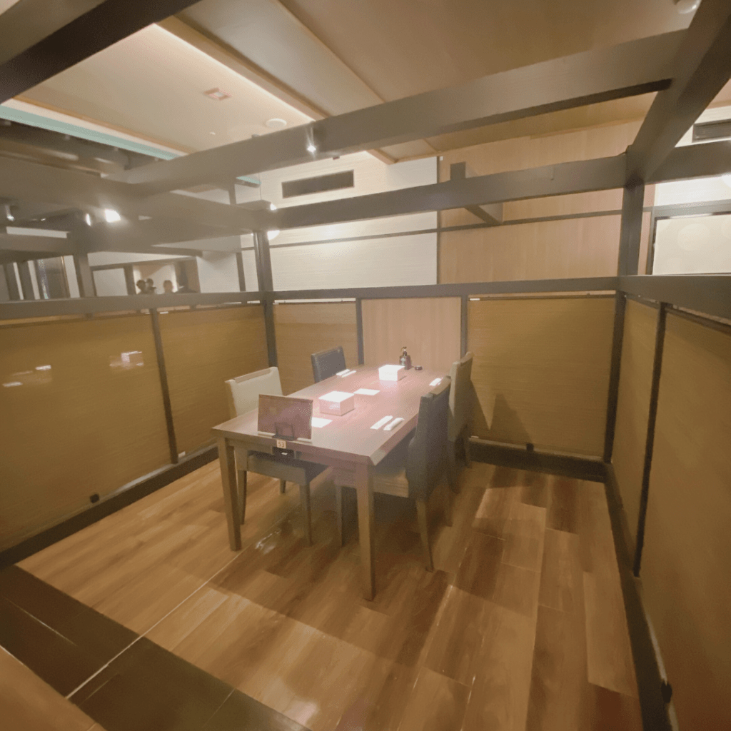 愛隣館 バイキング会場 里山ダイニングの会場内を撮影した画像2