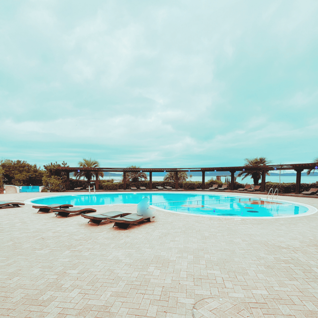 アオアヲナルトリゾート　屋外プールの様子を実際に撮影した画像